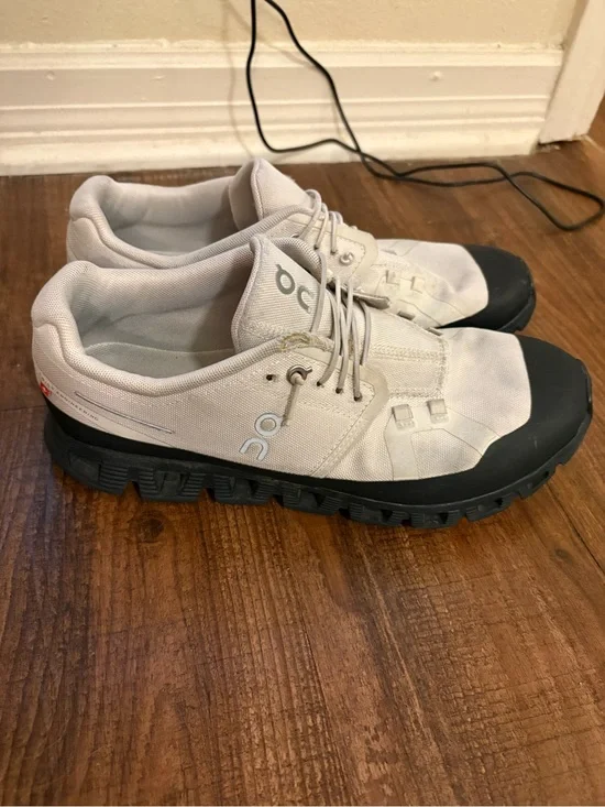 On Running Men’s Sneakers in Light Gray with Black Sole size 9