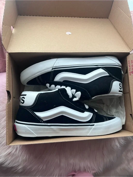 Vans Black & White Sk8-Low Classic Sneaker