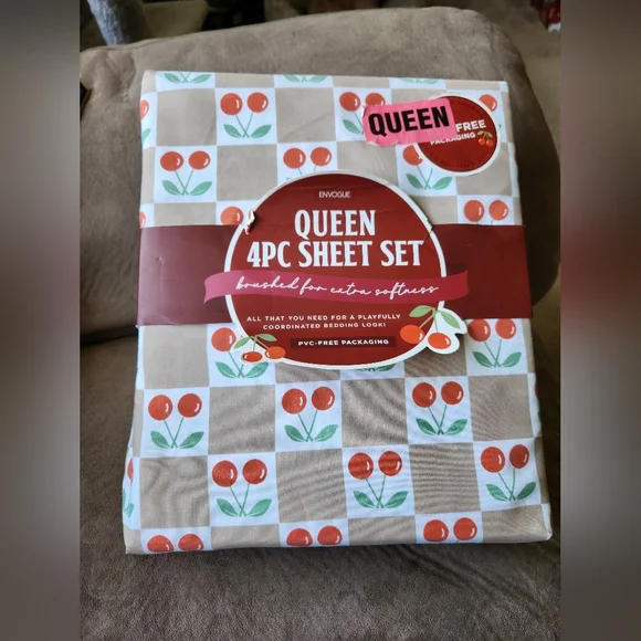 Queen sheet bedding set cherries NWT
