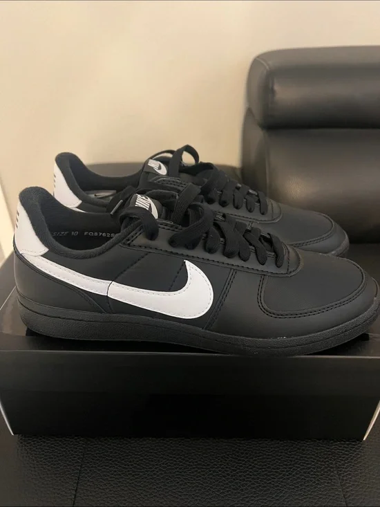 Nike Men’s Black and White Low-Top Sneakers