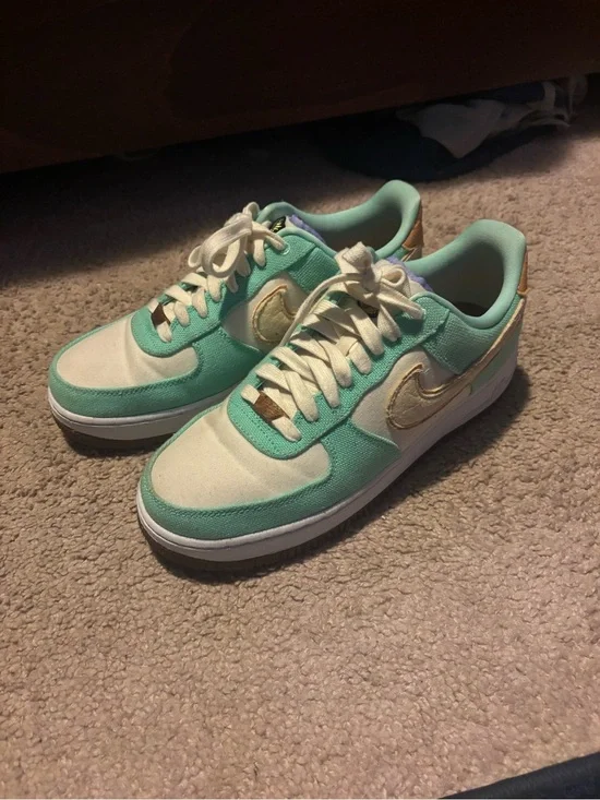 Nike Mint Green & Cream Low-Top Sneakers with Gold Swoosh
