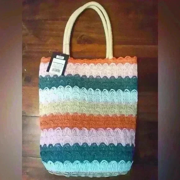 Art class woven paper purse/small beach tote. 14.5” x 11.5”; ADORABLE!