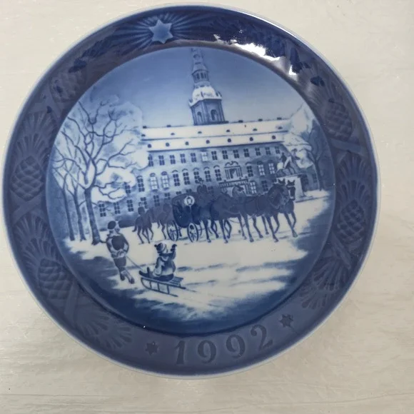 Royal Copenhagen 1992 Christmas Plate The Royal Coach Blue White Porcelain 7.25