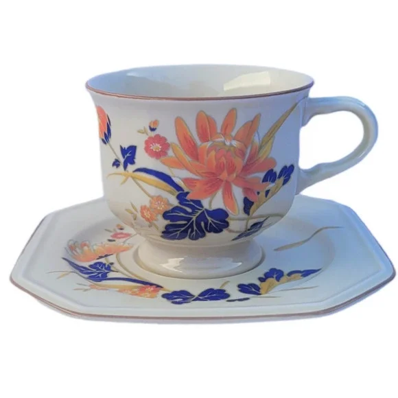HP Vintage 80s Mikasa Majestic Chrysanthemum‎ Footed 2 Tea Cupsand Saucers