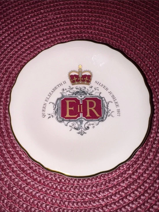 Queen Elizabeth II Commemorative Silver Jubilee 1977 Maroon/Gold Accent Plate