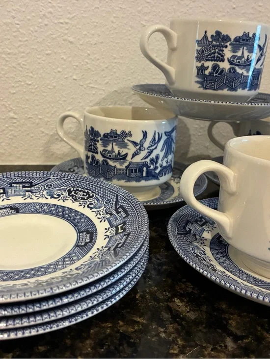 Churchill 4 blue/White Porcelain Tea Cups/saucers Classic Willow Style England