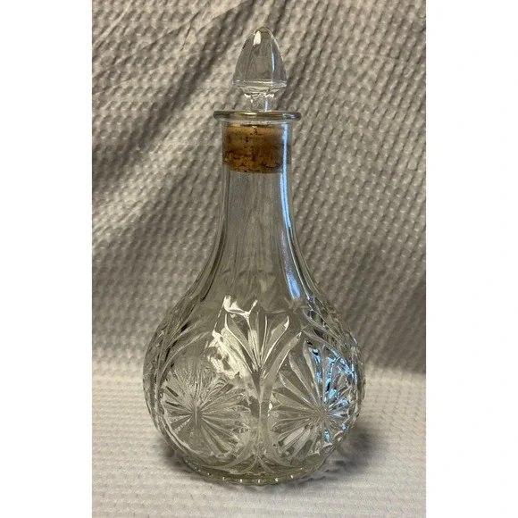 Beautiful Vintage Anchor Hocking Cameo Star Medallion Pressed Glass Decanter