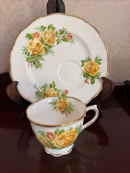 Royal Albert tea rose Yellow Rose Teacup and snack plate  Set England
