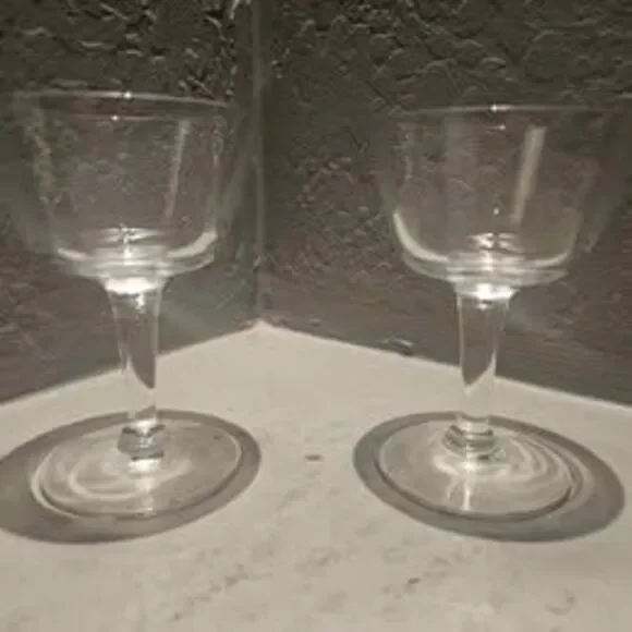 Set of Two Glass Cocktail Glsasse Coupe Glasses Barware