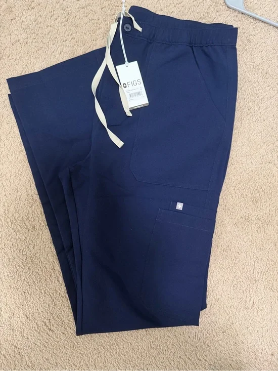 Figs Men’s Navy Cargo Scrub Pants with Drawstring