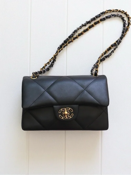 CHANEL Black Quilted Shoulder Bag with Gold Chain