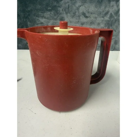 Vintage Tupperware 1-1/2 qt Cranberry Tan Pitcher 1575-3 w/ Push Button lid