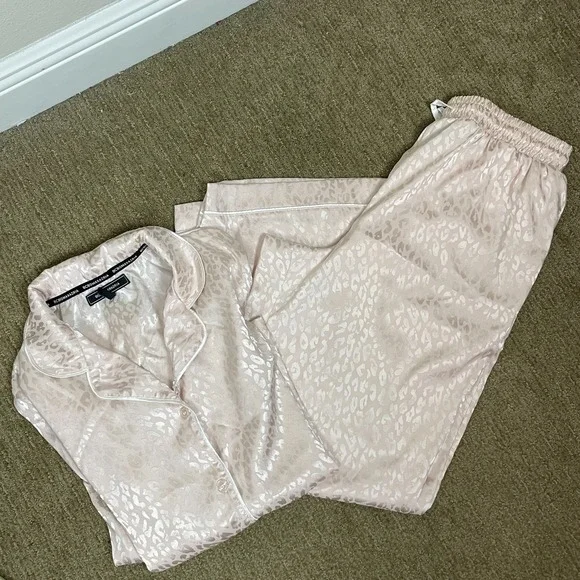 BCBG MaxAzria Satin Pajama Set Size L Pale Pink Leopard Print Monotone Luxe‎