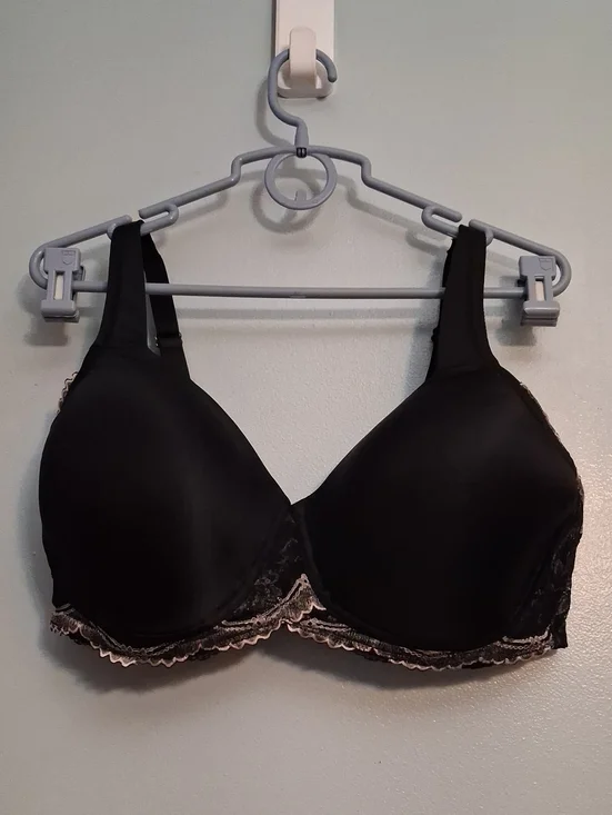 Breezies Size 44D Women's Black With Cream Lace-Trim Full Coverage WireFree Bra.