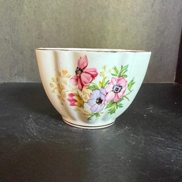 Victoria C&E Bone China England Floral Anemone Scalloped Sugar Bowl Gold Gilt