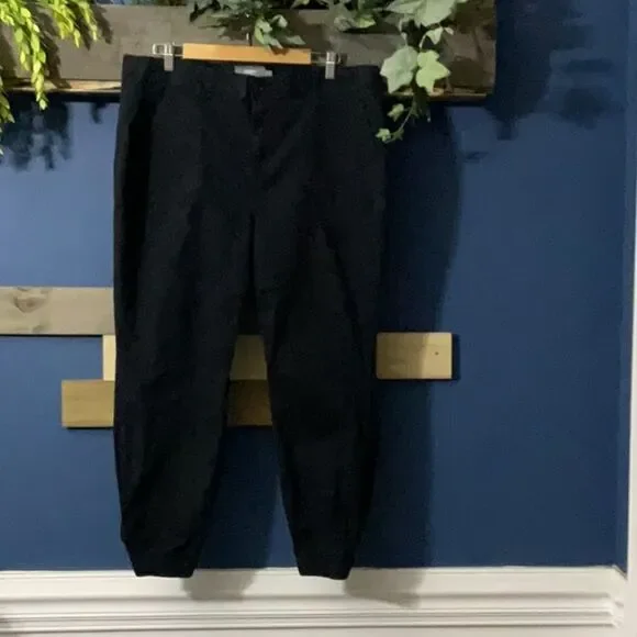 Torrid Women's Black Jeans Feel the Fit Jogger w/zippers at hem EUC Size 18