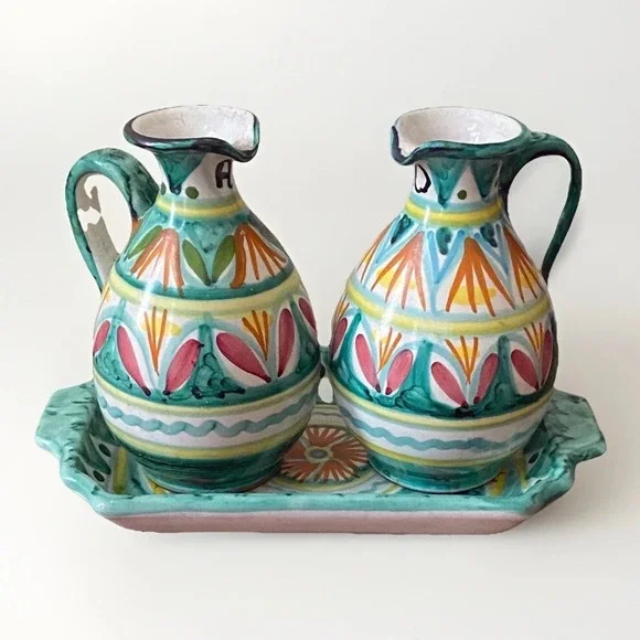 Vintage Italian Ravello Majolica Art Pottery Oil‎ & Vinegar Cruets w/Underplate