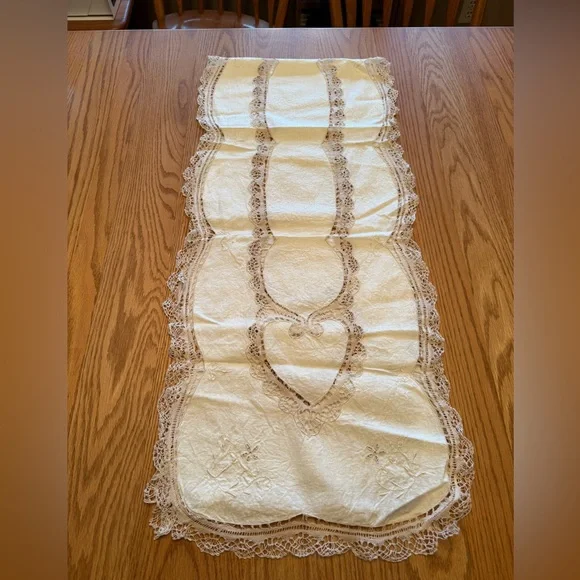 Elegant Vintage Lace Table Runner