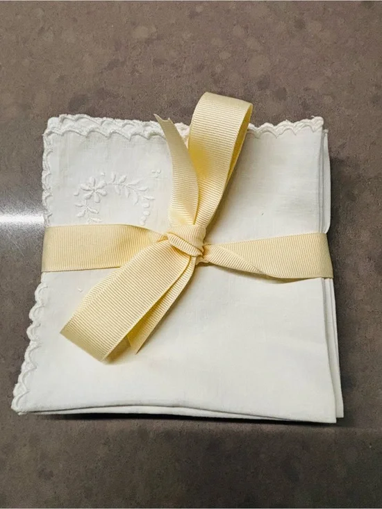 Classic Dublin Linen Embroidered Napkins Set