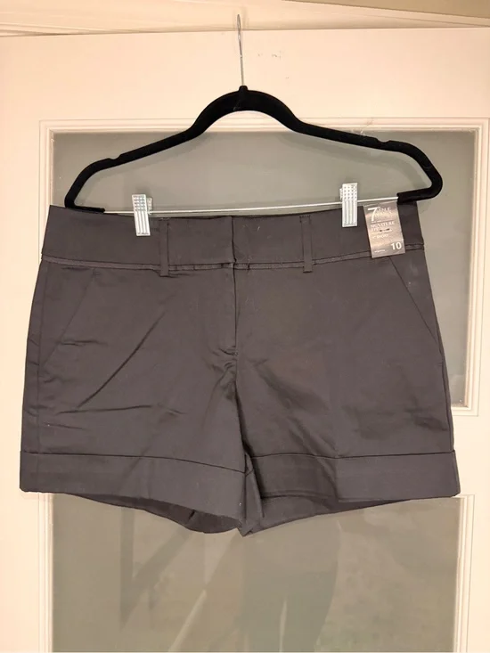 New York & Company 7th Avenue Black Stretch Shorts – Size 10 Short NWT