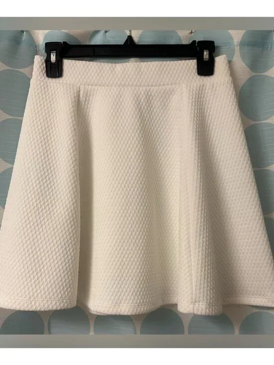 White Textured Mini Skirt. Size Small.