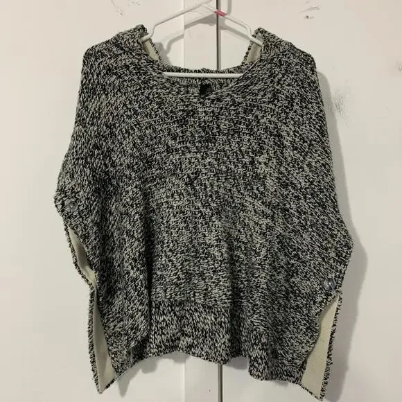NWT Razzle Dazzle Woman's Sweater Boxy Fit Side Buttons Hooded Small‎