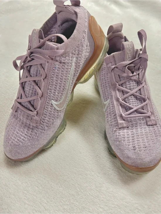 Nike Women's Flyknit Air Cushion Sneaker - Light Lavender