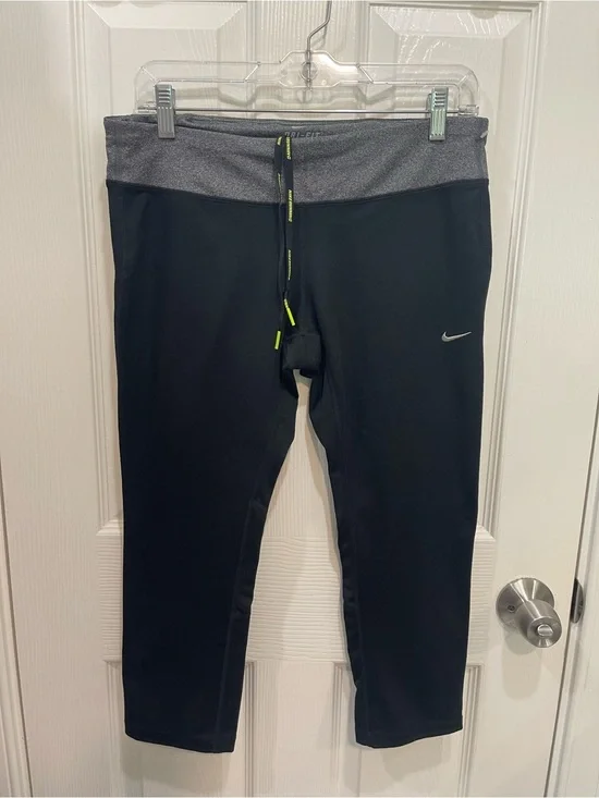 Nike  runniwomen’s ' Black Performance Capri Leggings with Gray Waistband size L