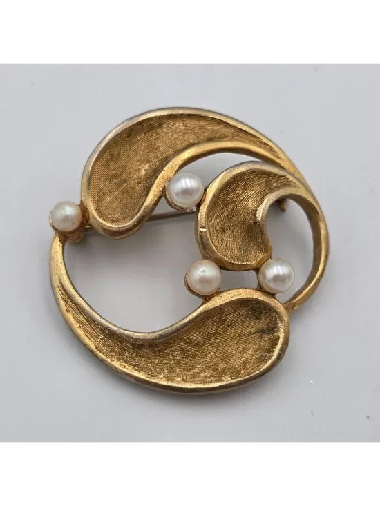 Vintage Gold Tone Brooch Pin With Faux Pearls Circular Design 1-3/4