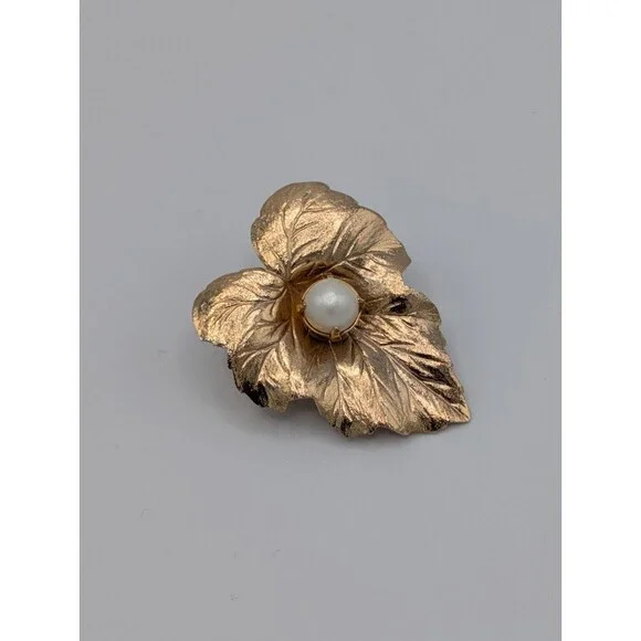 Vintage 1960s Sarah Coventry Small Leaf Faux Pearl Pin Brooch Gold Tone Heirloom