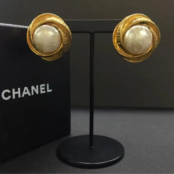 Vintage Chanel button Round coco logo mark Pearl Gold Clip on earrings