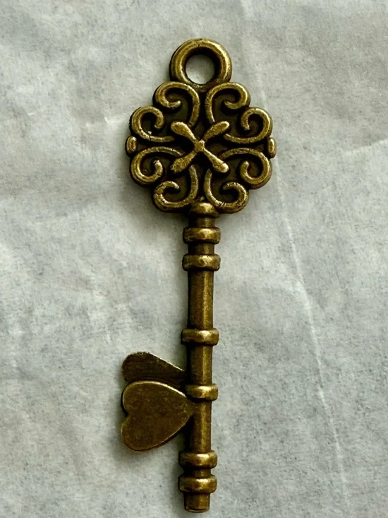 Ornate Heart-Tip Necklace Pendant in Gold Tone