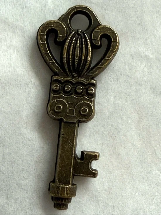 Antique-Style Gold Key Pendant Necklace Charm