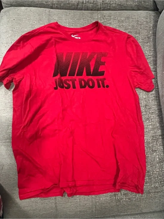 Nike Men’s Red Short Sleeve Tee with Black 'NIKE' Logo. K29