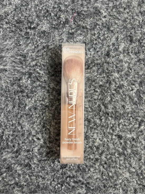 Real Techniques New Nudes Hazy Finish Powder Brush - Nude Pink Handle