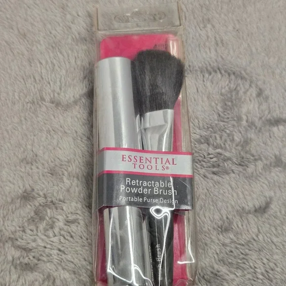 Essential Tools Retractable Powder Brush Portable Purse Design Silver 41024