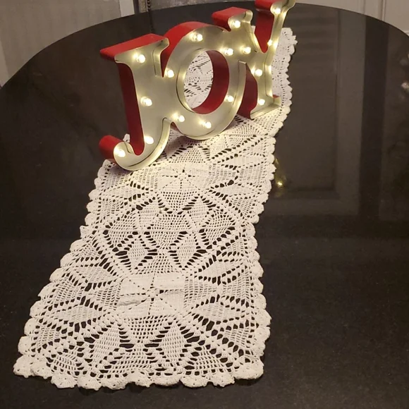 Vintage Handmade White Crochet Doilie Tablerunner