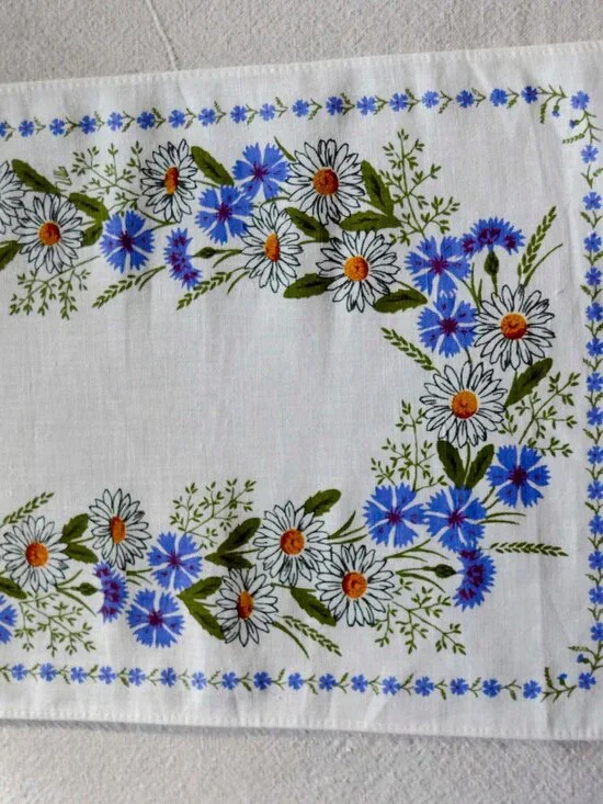 Vintage Frösö Handtryck Swedish Table Runner with Daisies