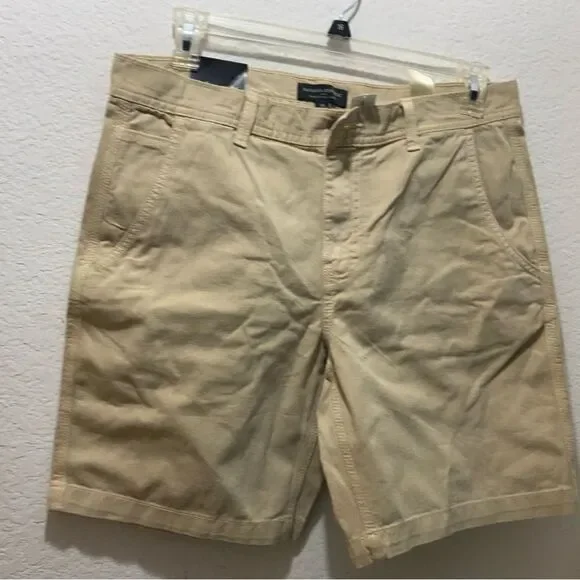 Banana Republic  Men 8-5 Inch  inseam Twill Short Light Stone tan