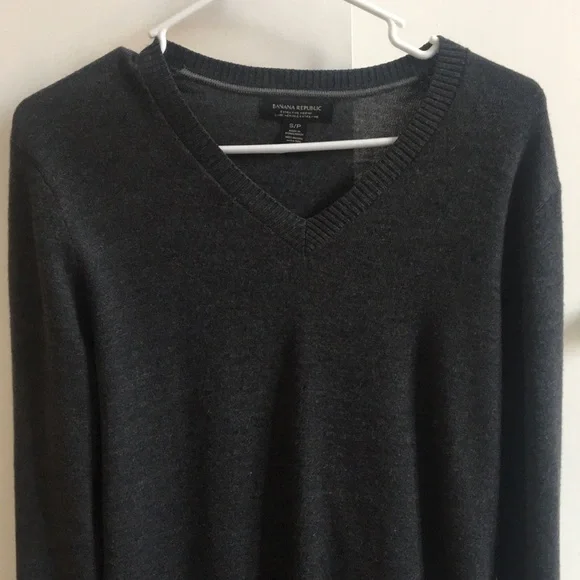 Banana republic vneck gray merino extra fine wool