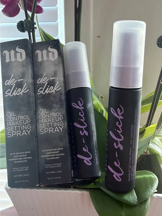 Urban Decay de-slick Makeup Setting Spray — Black with Purple Text
