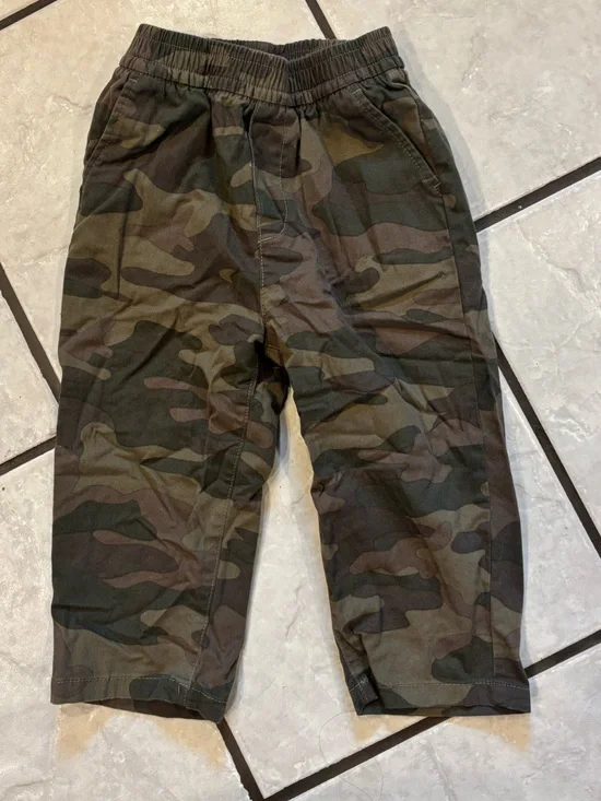 GAP BOYS/TODDLER 3T Camouflage Cargo barrel pants  in Olive & Brown