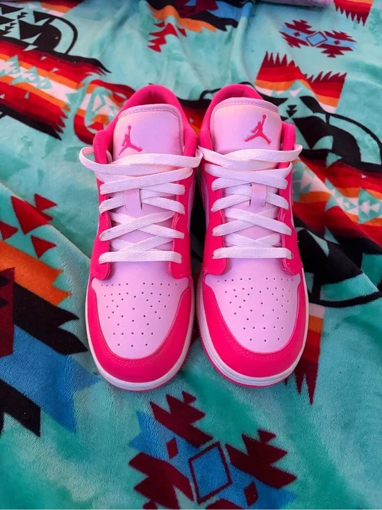 Pink jordan 1’s