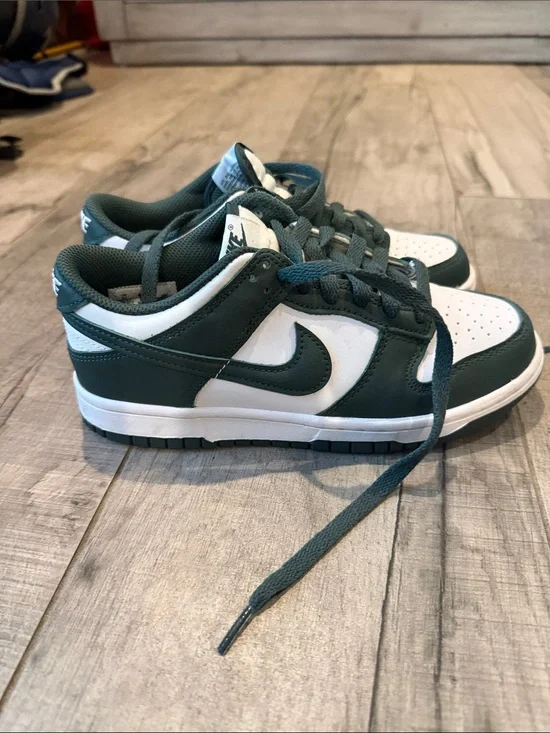 Nike Kids Low-Top Sneakers in Dark Green and White