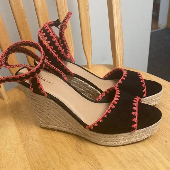 INDIGO RD. NWOB 9.5 boho black pink crochet 4” Espadrilles platform wrap sandals