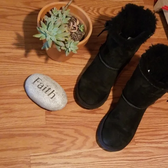 Ugg black size 4 Girls‎