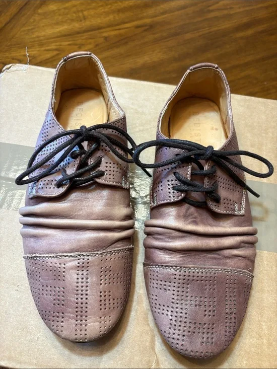 Bed Stu Women's Distressed Mauve Leather Lace-Up Flats