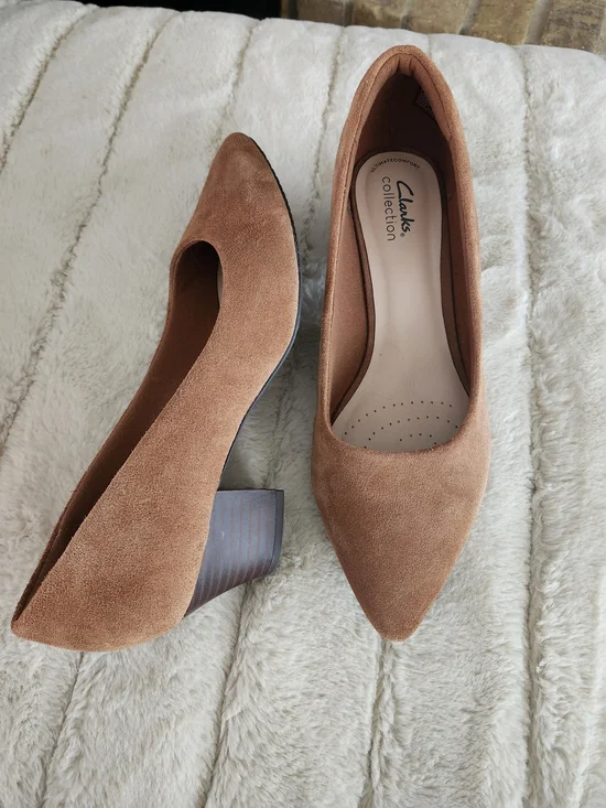 9W Clarks Collection Women's Tan Suede Pointed Toe Block Heel Pump