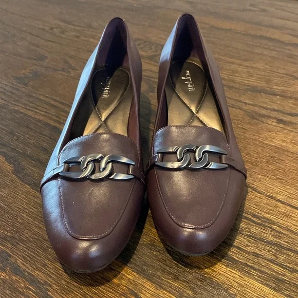 Easy Spirit women’s size 11 brown leather gun‎ metal chain, rubber sole heels