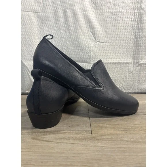 Women's 12 Wide Trotters Navy Blue Leather Reggie Loafers Slip On Comfort Shoe